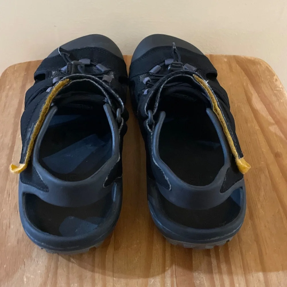 EUC Teva Men’s Flintwood Black Closed Toe Water Creek Beach Shoes Sandals w/ Box